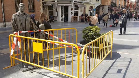 Imagen de la estatua 'Padre e hijo' en la Plaza de la Regla.