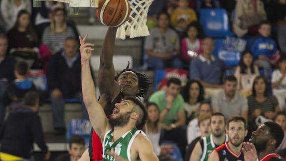 José López entra a canasta.