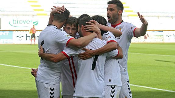 Los jugadores de la Cultural celebran un gol.