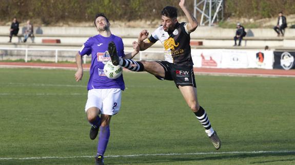 Lance del duelo entre Unionistas y La Bañeza.