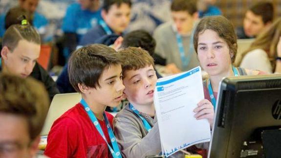 Jóvenes participantes en la HP Codewars del pasado año en Léon.