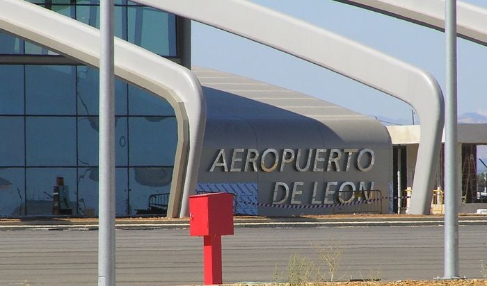 La conexión aérea entre León y Barcelona se verá interrumpida durante un mes.