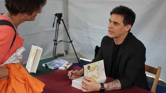 Christian Galvez, durante la firma de libros.