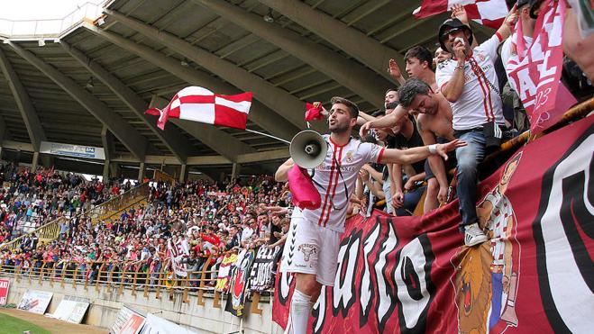 Iván González, megáfono en mano, alentando a la afición.