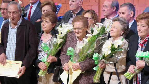 María Dolores Trancón, flanqueada por las parejas que celebran sus bodas de oro. 