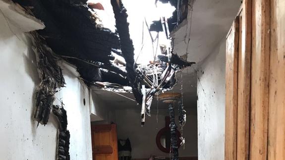 El fuego acabó con el techo de la vivienda.