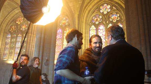 Jim Caviezel saluda al alcalde en la Catedral de León.