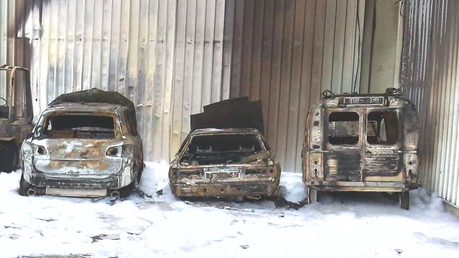 Un incendio calcina cuatro vehículos y parte de una nave industrial en el polígono de Cabañas Raras