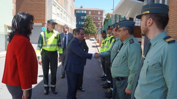 El nuevo director general de la DGT, Gregorio Serrano López, ha visitado las dependencias de León, en su primera visita a la capital leonesa