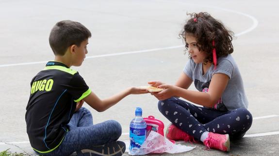 Dos niños, durante la 'protesta del bocadillo'.