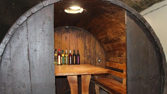 Merendero en una cuba de vino en la bodega Los Palomares.