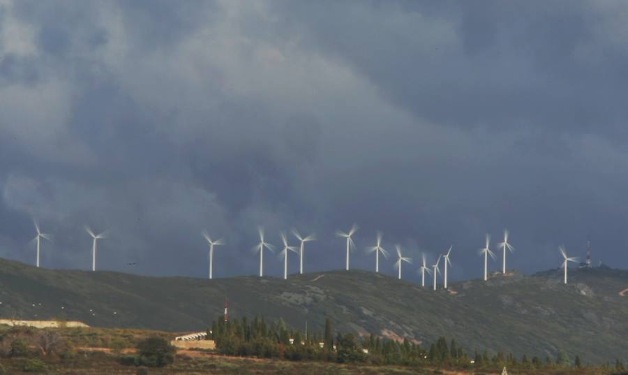 Aerogeneradores trabajando bajo el intenso viento en un parque eólico de León. 