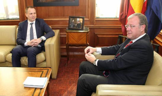 Alberto Hernández, durante la reunión con Antonio Silván. 