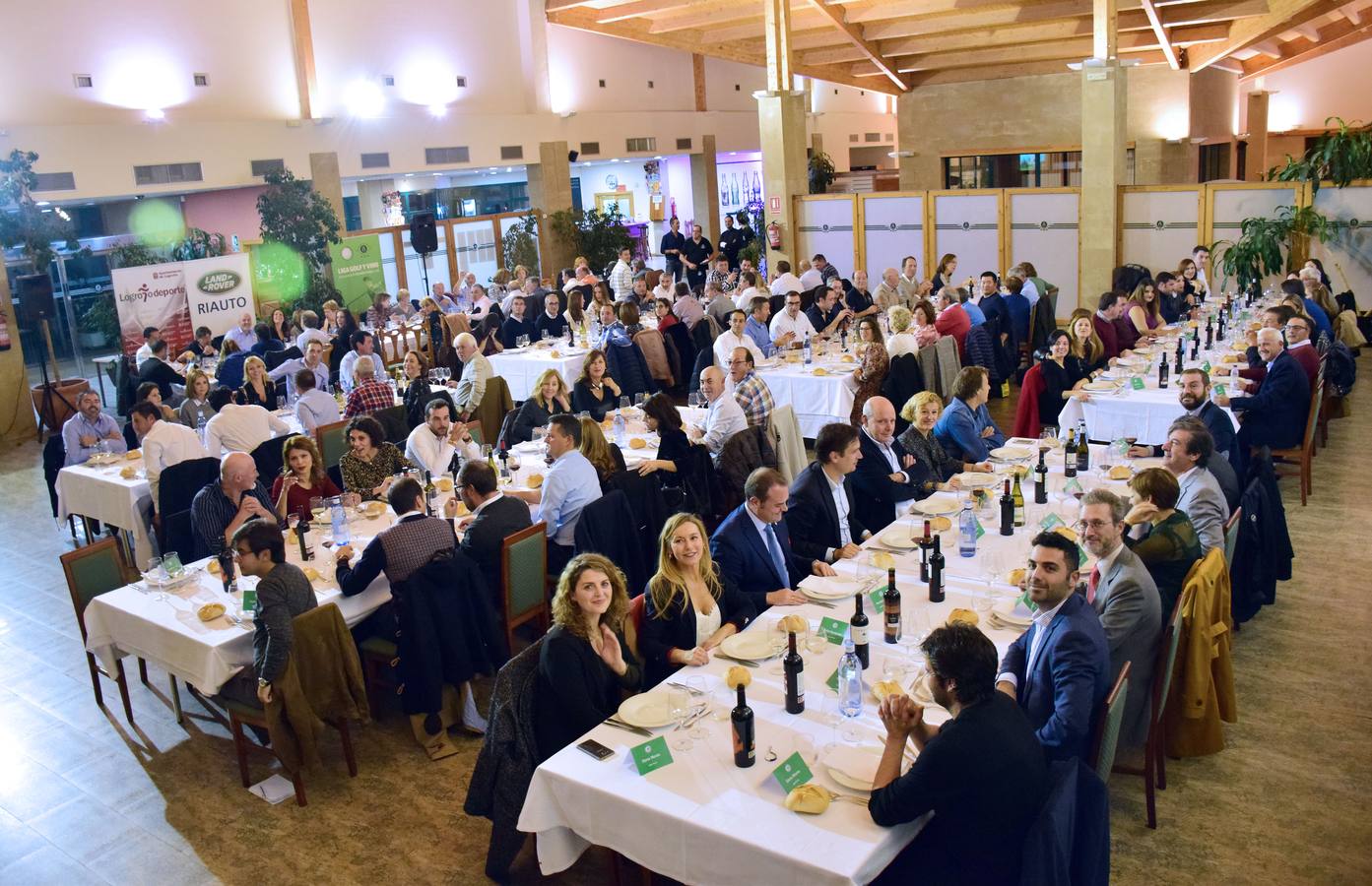 Gran ambiente en la cena que reunió a los jugadores habituales de la liga, patrocinadores y organización.