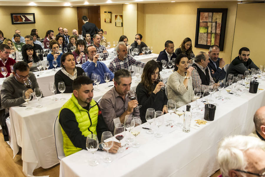 El bodeguero vallisoletano Carlos Moro presentó ayer los vinos de su proyecto en San Vicente de la Sonsierra. La firma, con cuatro referencias en el mercado, anunció en Logroño que sacará dos nuevos productos enseguida.