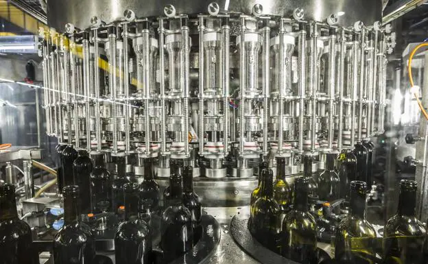 Máquina de llenado, que elimina el oxígeno de los botellas, una de las últimas inversiones de Ontañón.