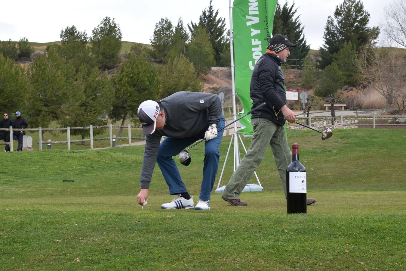 Fotos de los jugadores durante la tercera cita de la Liga de Golf y Vino.