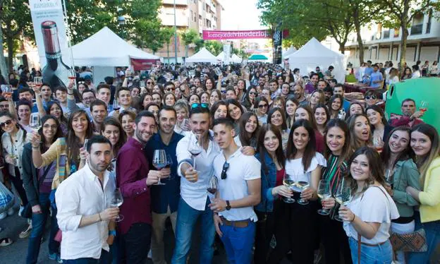 Miles de personas, entre ellas muchos jóvenes, se dieron cita en una nueva edición del Riojano Joven y Fresco. :: sonia tercero