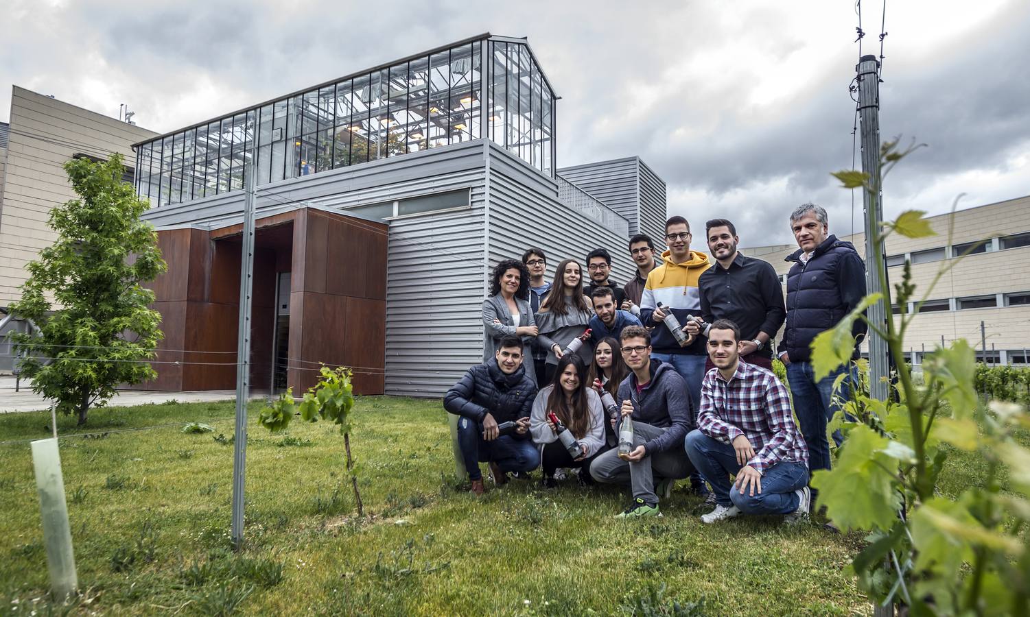 Diecisiete jóvenes de muy diversas procedencias aprenden a elaborar sus primeros vinos en la bodega universitaria del grado de Enología