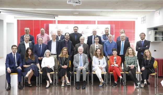 Imagen del presidente del Consejo Regulador, Fernando Salamero, con otros directivos y personal del Consejo y medios de comunicación. :: Sergio Espinosa