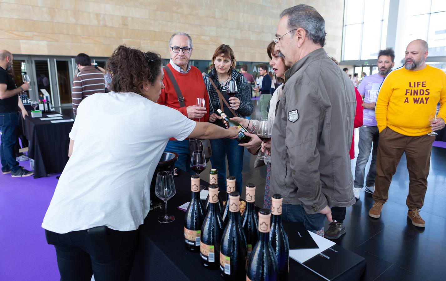 Dieciséis bodegas de todo el país ofrecieron sus vinos en la Cata Popular de los X Premios Ecovino, en Riojafórum