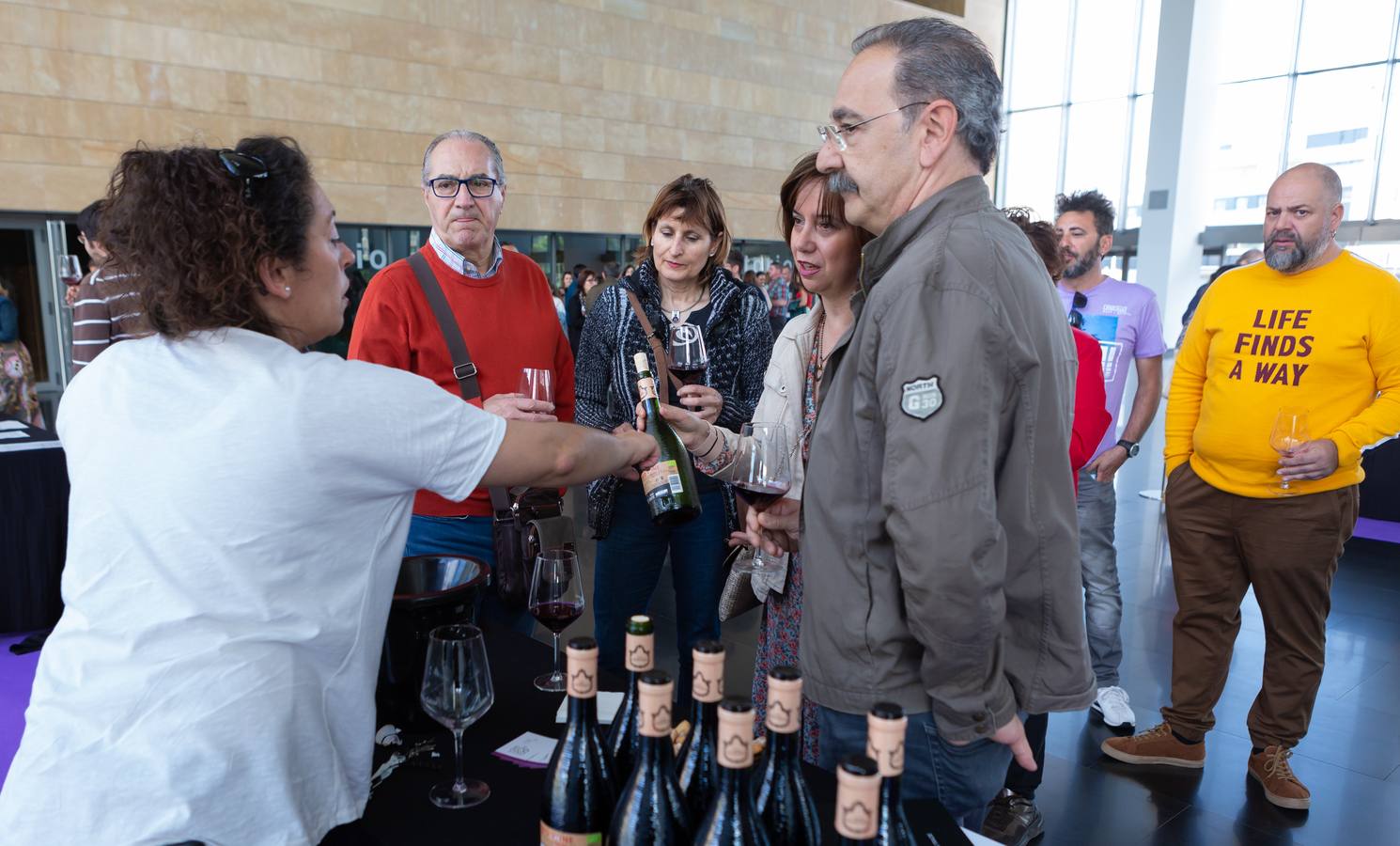 Dieciséis bodegas de todo el país ofrecieron sus vinos en la Cata Popular de los X Premios Ecovino, en Riojafórum