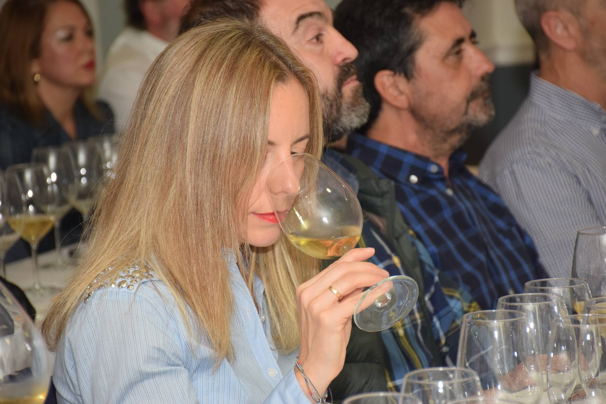 Pablo Eguzquiza, socio de la Compañía de Vinos de Telmo Rodríguez, presentó anoche en una espectacular cata una amplia muestra de vinos de pueblo y parcelarios de dos distantes proyectos de la Compañía: Ladeiras do Xil (Valdeorras), junto con las de Bodegas Lanzaga (Lanciego, Rioja). 