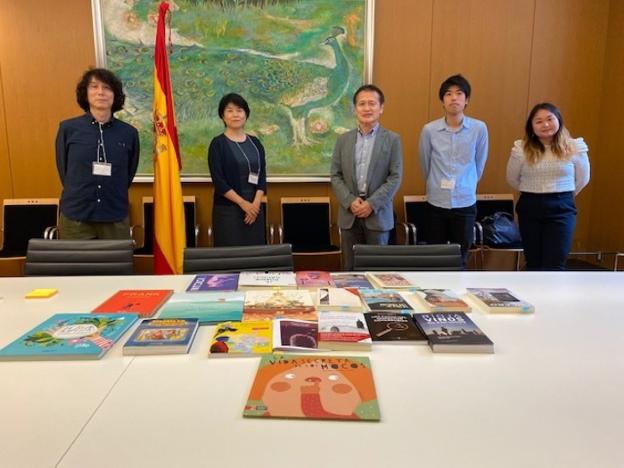 Los expertos japoneses, con los títulos españoles seleccionados.