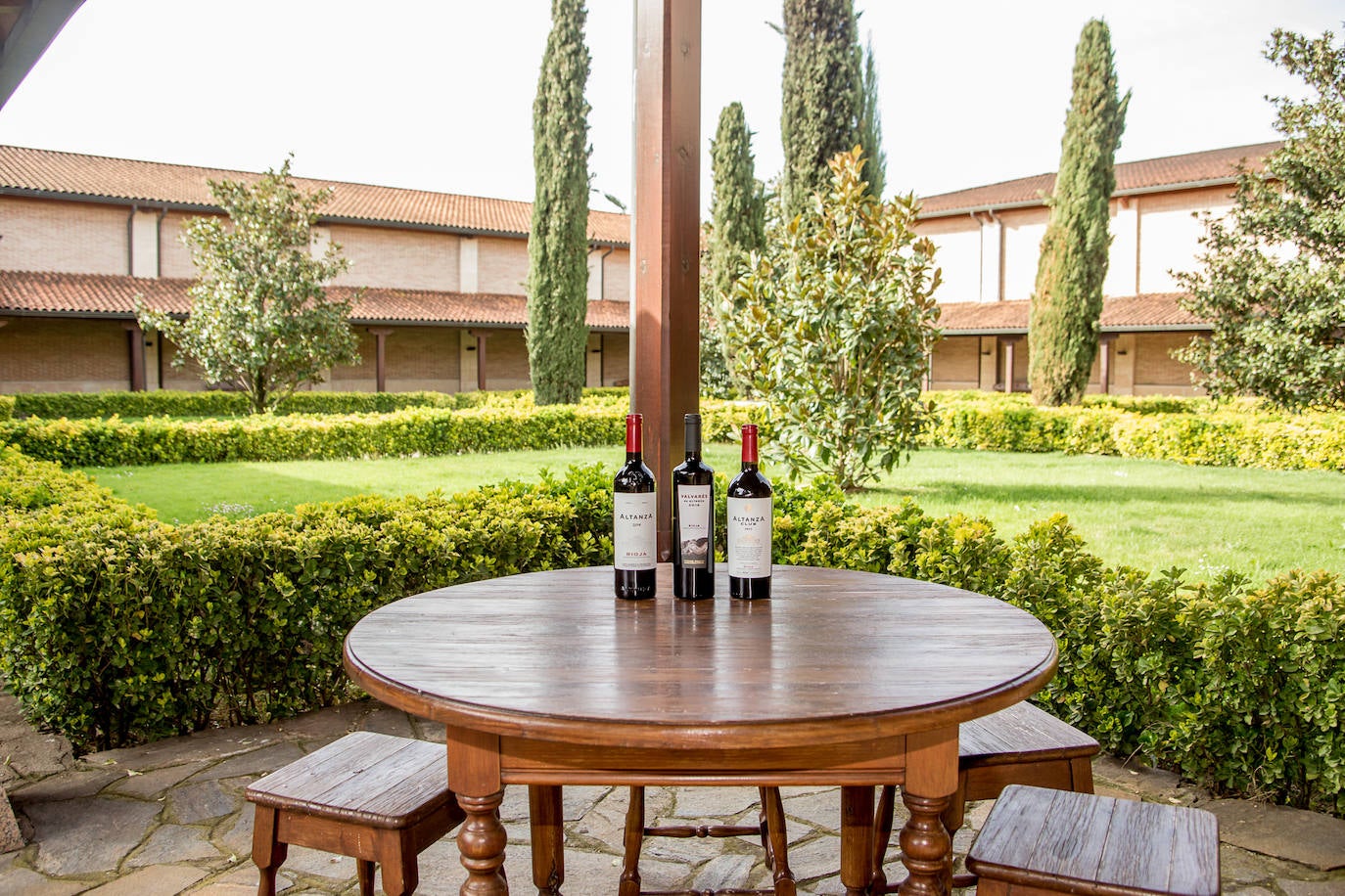 Fotos: Los vinos de Altanza lucen nuevas etiquetas