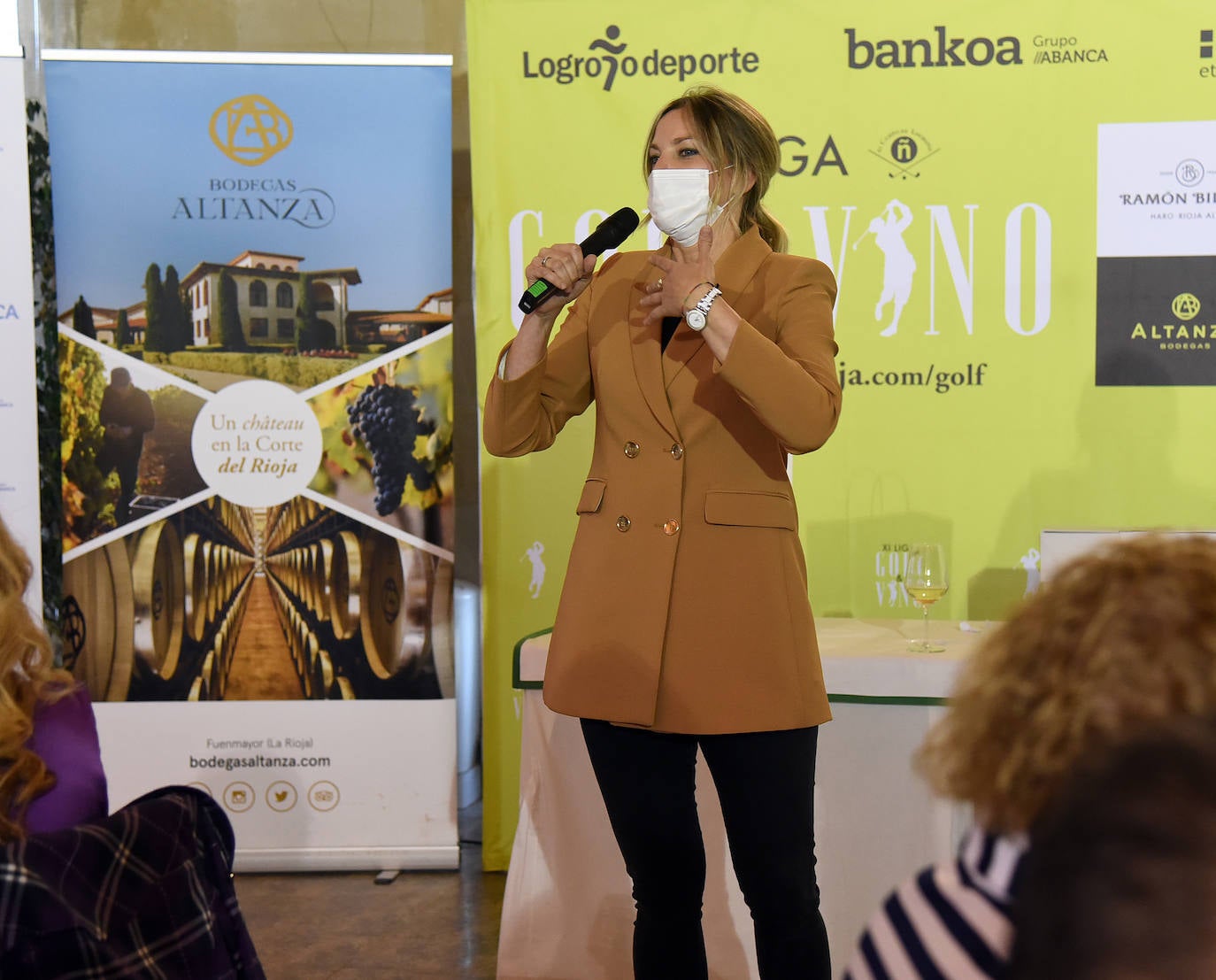 Tras la jornada de juego, los asistentes disfrutaron de la cata de dos vinos de Bodegas Altanza.