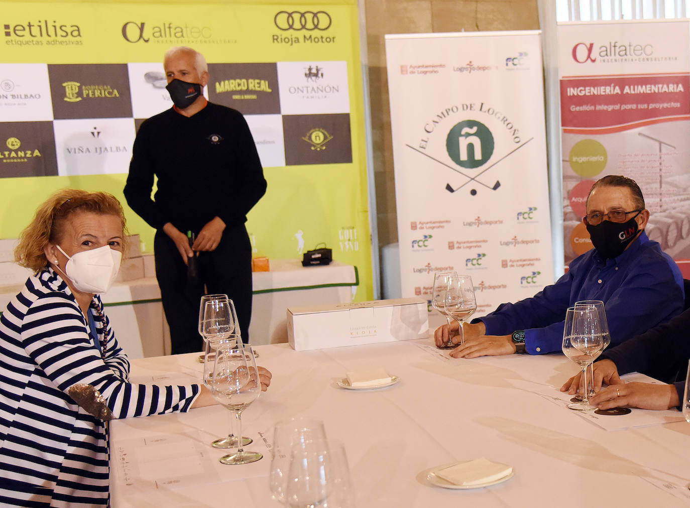 Tras la jornada de juego, los asistentes disfrutaron de la cata de dos vinos de Bodegas Altanza.