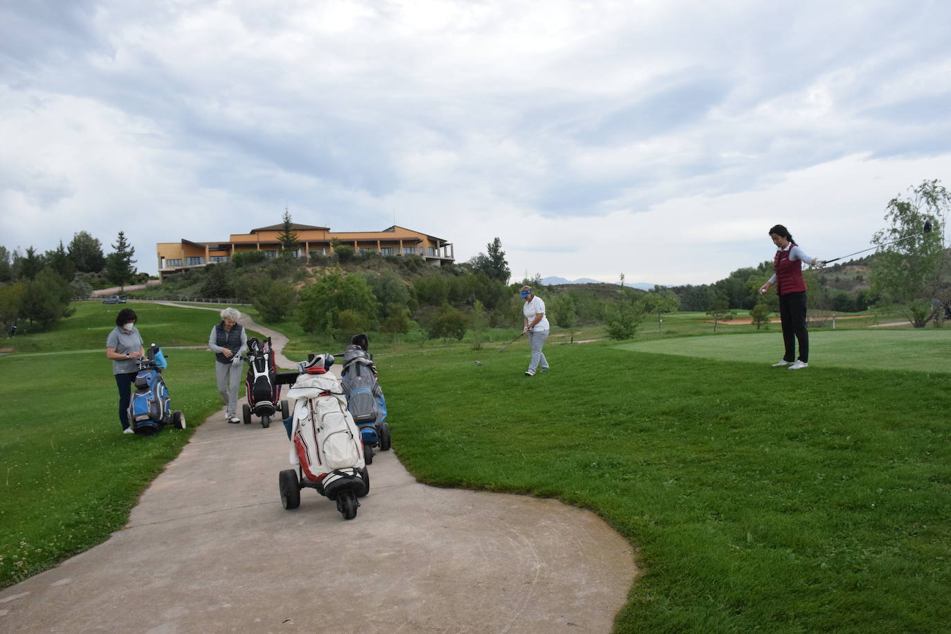 Los participantes en el torneo Bodegas Altanza de la Liga de Golf y Vino disfrutaron de un gran día de gol en El Campo de Logroño.
