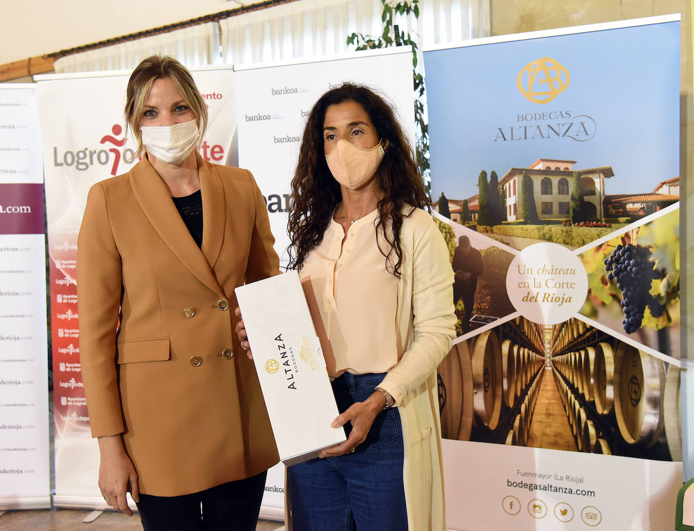 Entrega de premios a los ganadores del torneo Bodegas Altanza de la Liga de Golf y Vino. 