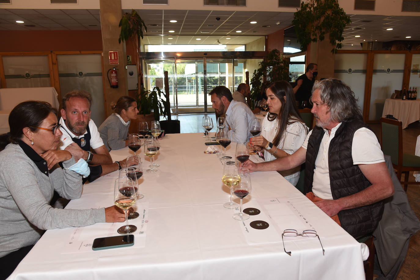 Los participantes el el torneo Bodegas Marco Real de la Liga de Golf y Vino disfrutaron de una cata de vinos tras la jornada de juego.