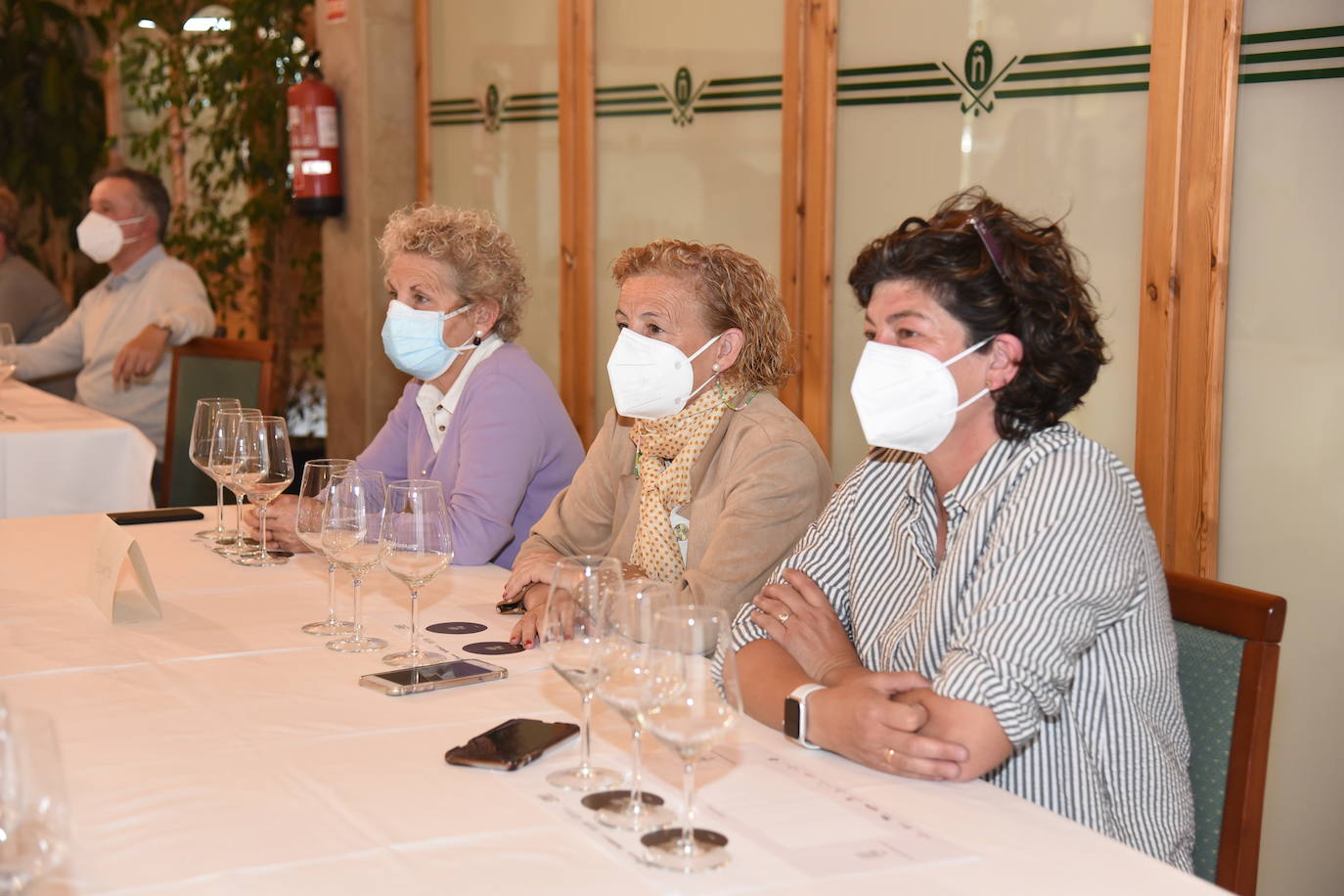 Los participantes el el torneo Bodegas Marco Real de la Liga de Golf y Vino disfrutaron de una cata de vinos tras la jornada de juego.