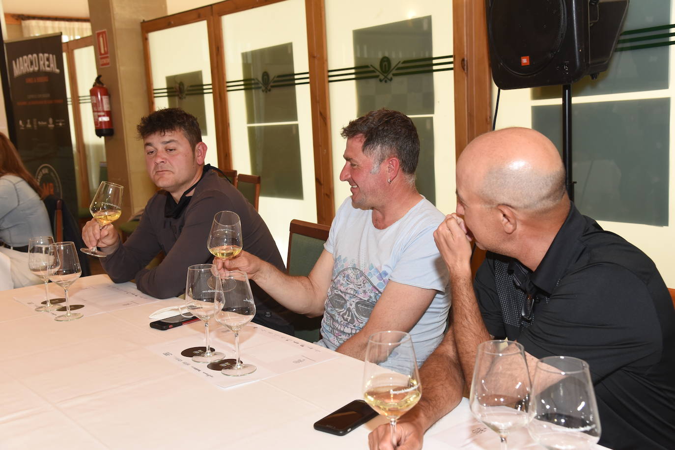 Los participantes el el torneo Bodegas Marco Real de la Liga de Golf y Vino disfrutaron de una cata de vinos tras la jornada de juego.