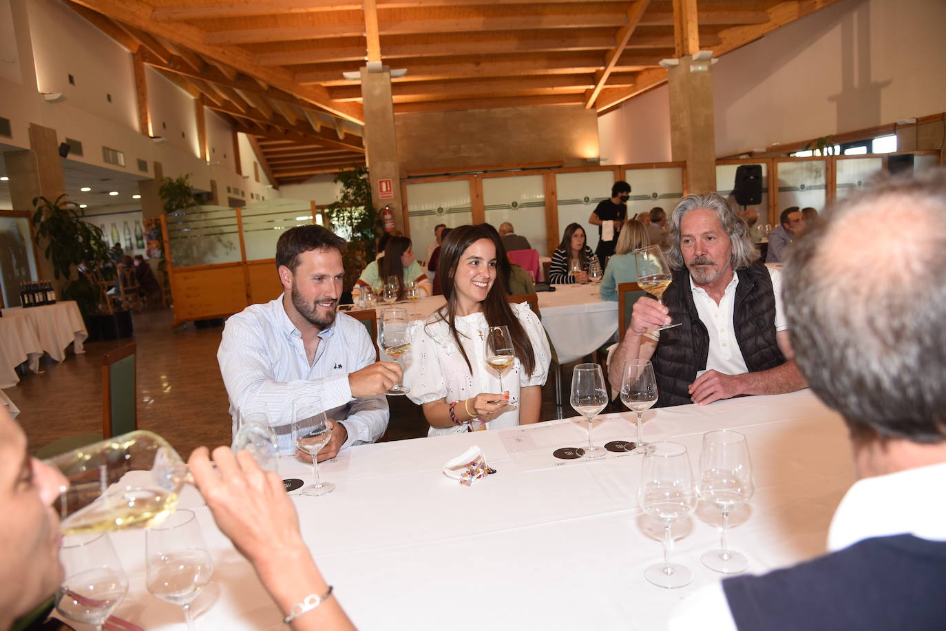 Los participantes el el torneo Bodegas Marco Real de la Liga de Golf y Vino disfrutaron de una cata de vinos tras la jornada de juego.