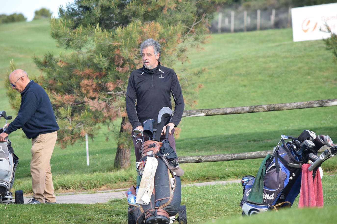 Los participantes el el torneo Bodegas Marco Real de la Liga de Golf y Vino disfrutaron de un gran día de golf en El Campo de Logroño.