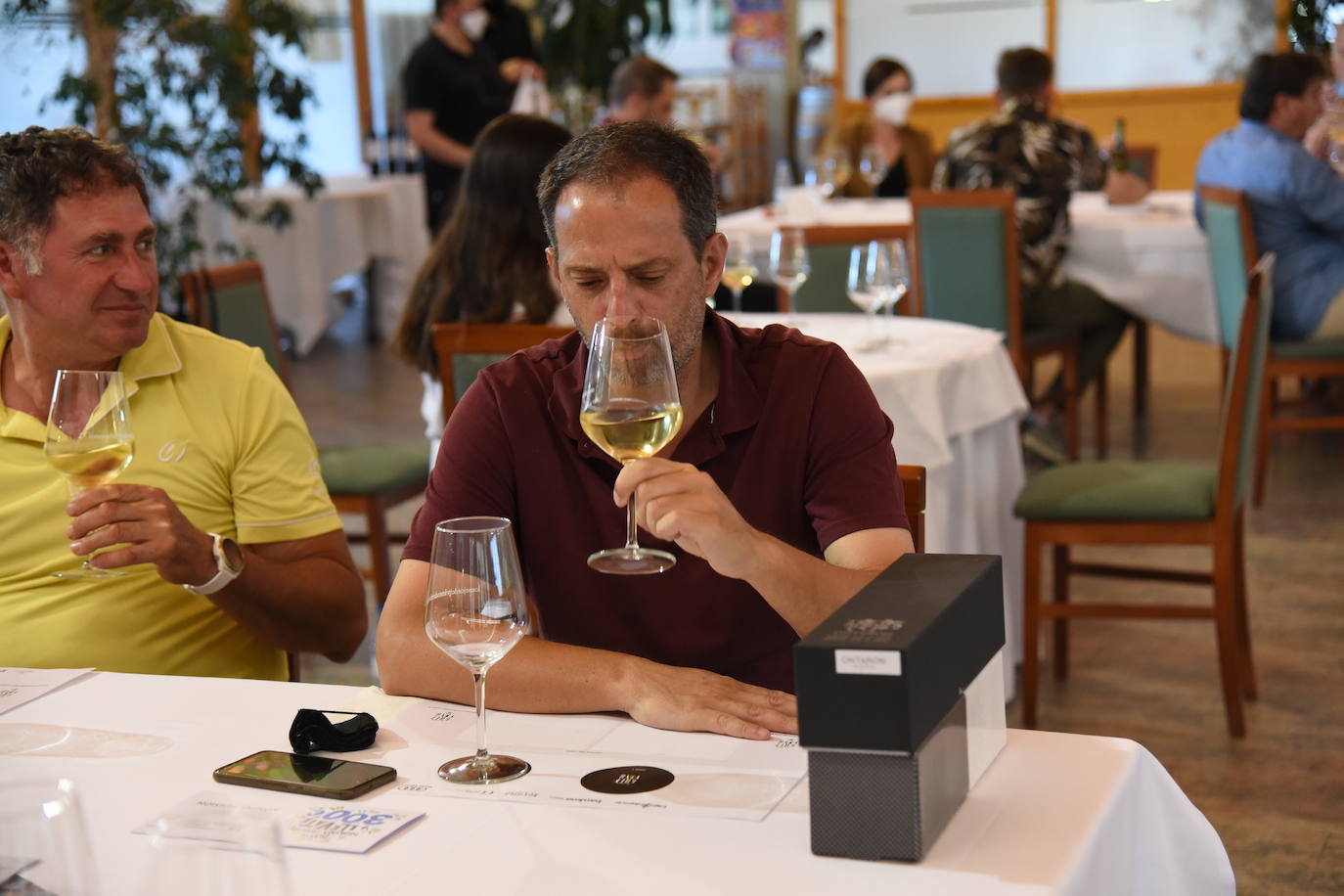 Tras la jornada de juego, los participantes en el torneo Bodegas Ontañón de la Liga de Golf y Vino disfrutaron de los vinos de la bodega en El Campo de Logroño.