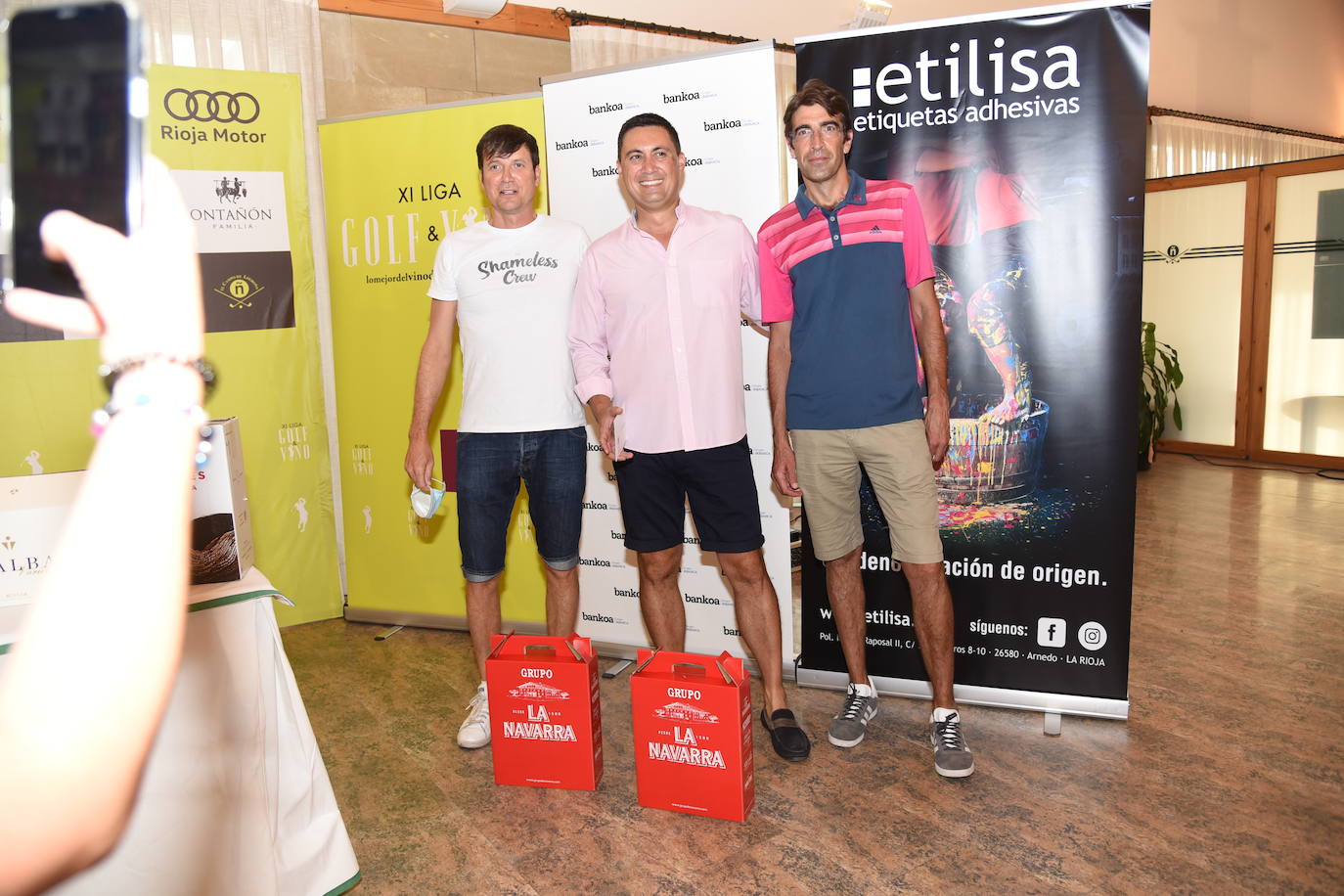 Los ganadores del torneo de los patrocinadores de la Liga de Golf y Vino recibieron sus premios. 