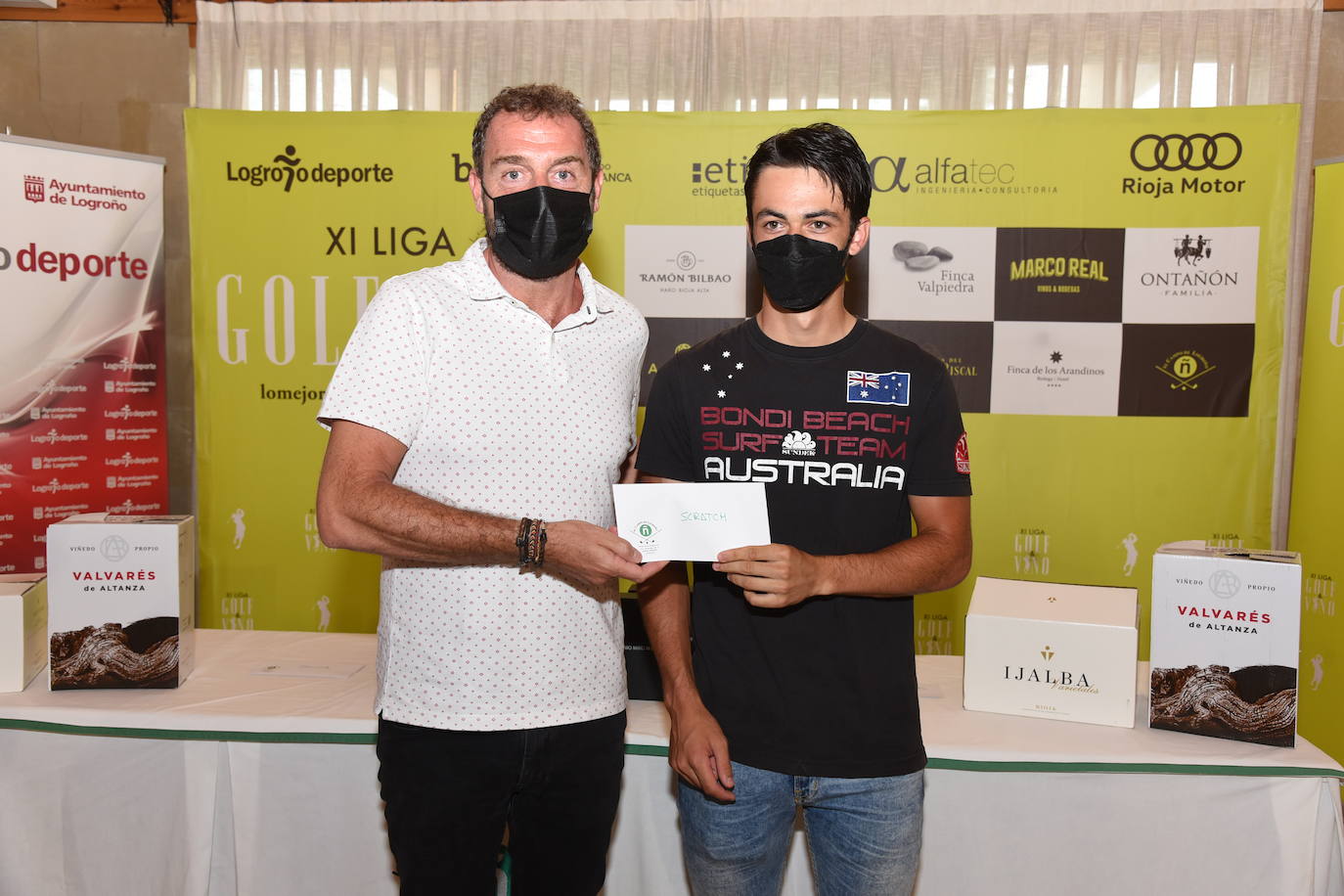 Los ganadores del torneo de los patrocinadores de la Liga de Golf y Vino recibieron sus premios. 