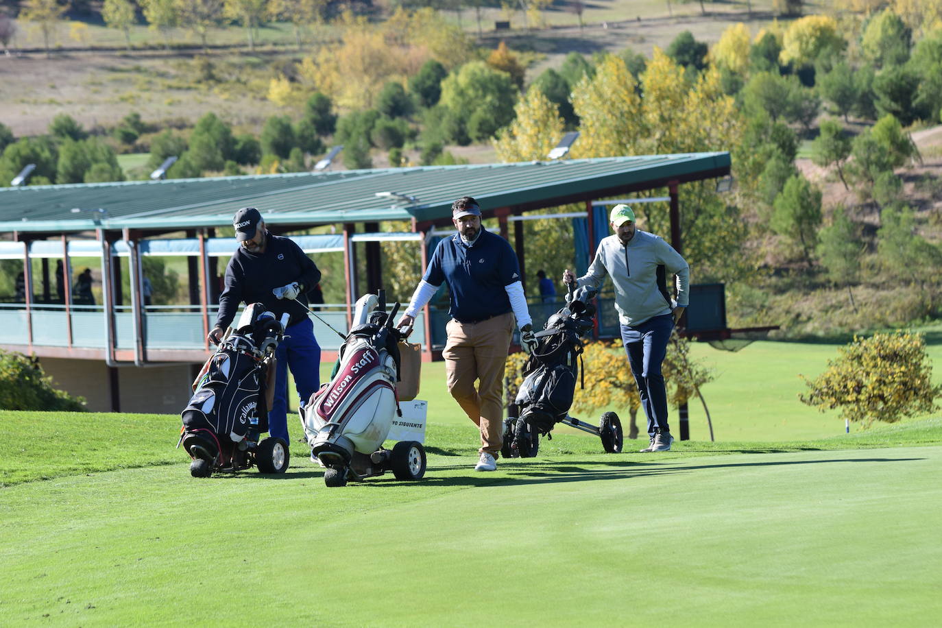 Los participantes en el torneo Bodegas Finca de los Arandinos de la Liga de Golf y Vino, organizado por lomejordelvinoerioja.com, disfrutaron de un gran día de juego en El Campo de Logroño.
