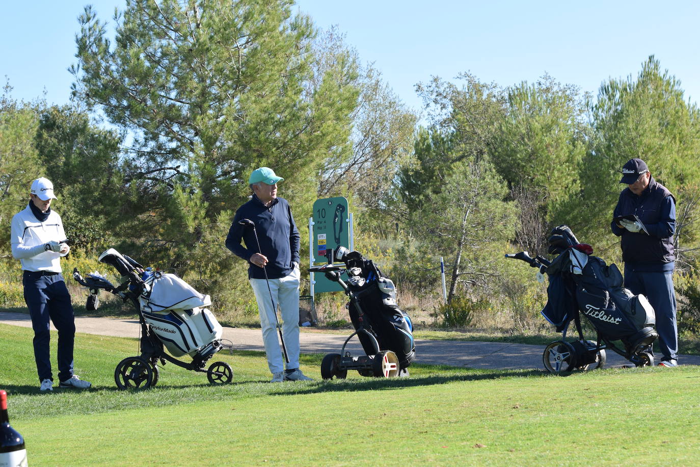 Los participantes en el torneo Bodegas Finca de los Arandinos de la Liga de Golf y Vino, organizado por lomejordelvinoerioja.com, disfrutaron de un gran día de juego en El Campo de Logroño.