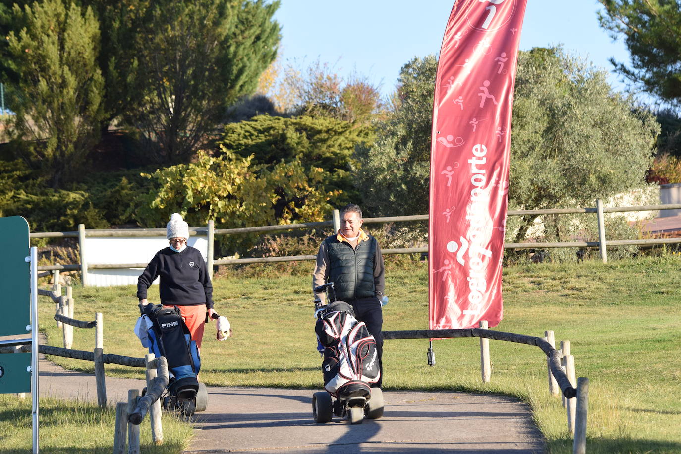 Los participantes en el torneo Finca Valpiedra, de la Liga de Golf y Vino, disfrutaron de un gran día en El Campo de Logroño.