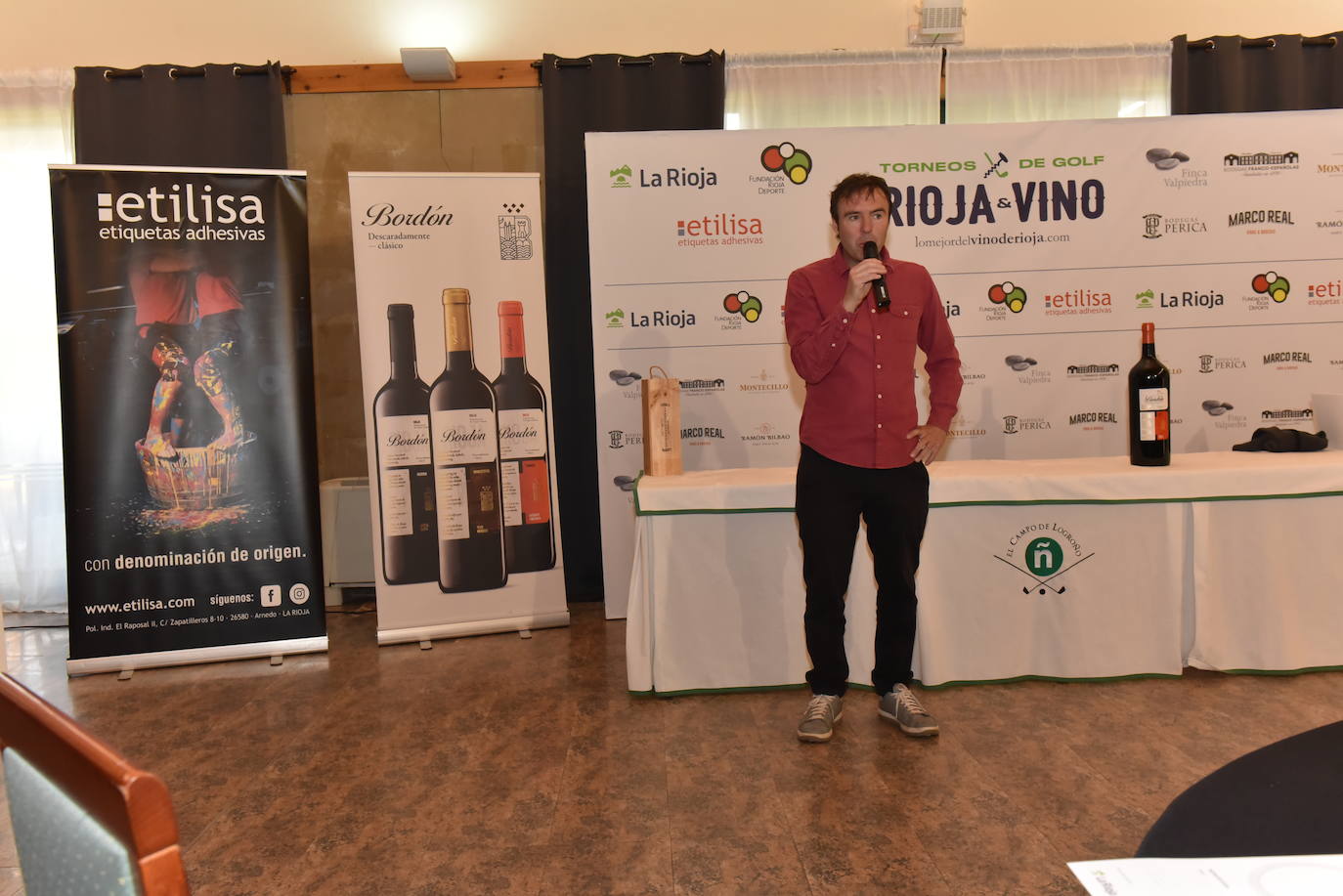 Cata de los vinos de Franco Españolas tras el torneo de golf