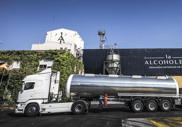 Un camión cisterna descarga vino para destilar en la alcoholera de Cenicero.