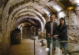 Fernando Umbría y Mercedes García, en el calado de la bodega original.