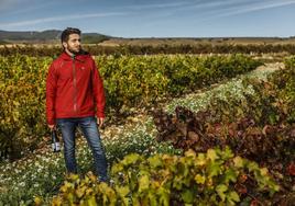 Víctor Escudero en el viñedo de su bisabuelo en las faldas de Yerga.