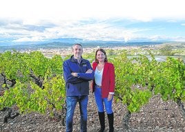 Antonio Orte y Ana Martínez Bujanda, con Logroño a sus espaldas.