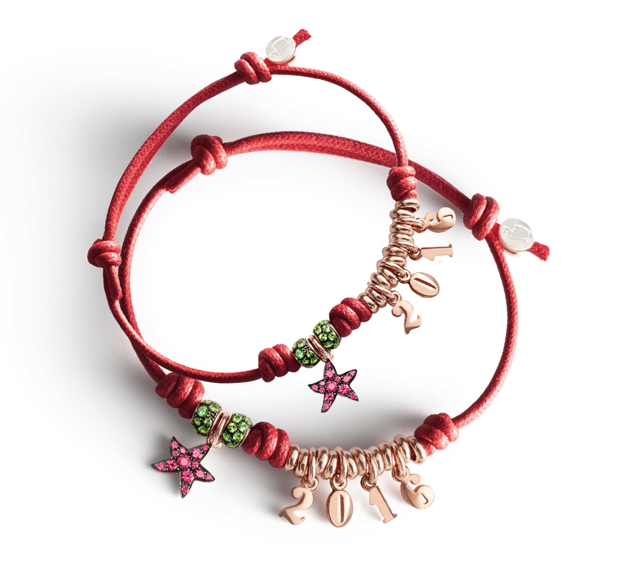 La firma Dodo ha creado esta pulsera de la suerte para dar la bienvenida al nuevo año, con piezas de oro rosa y de oro con tsavoritas y rubíes (la estrella). Cuesta 1.676 ¬, pero las piezas también pueden comprarse por separado.